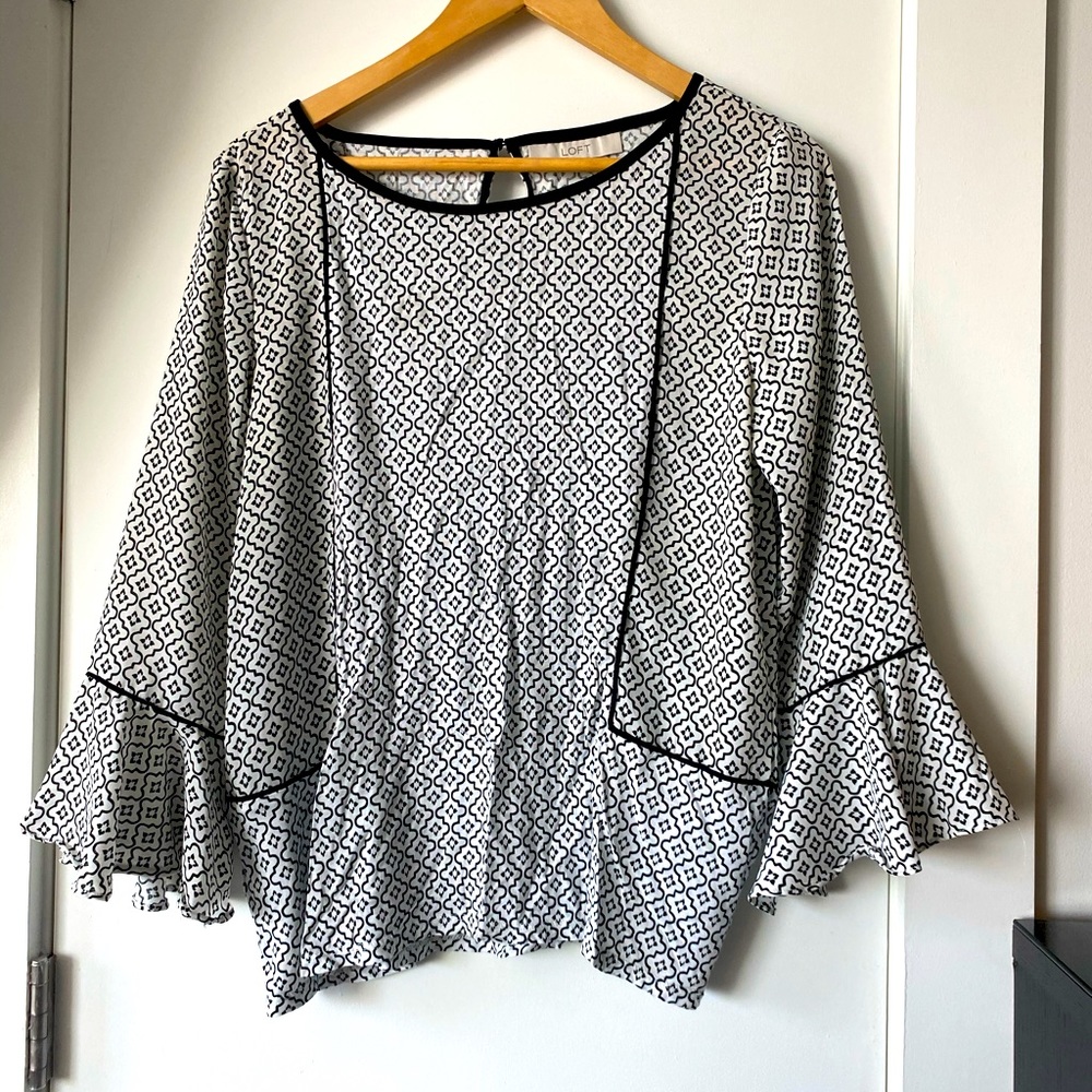 🌸2/$10🌸
LOFT bell sleeve detail top